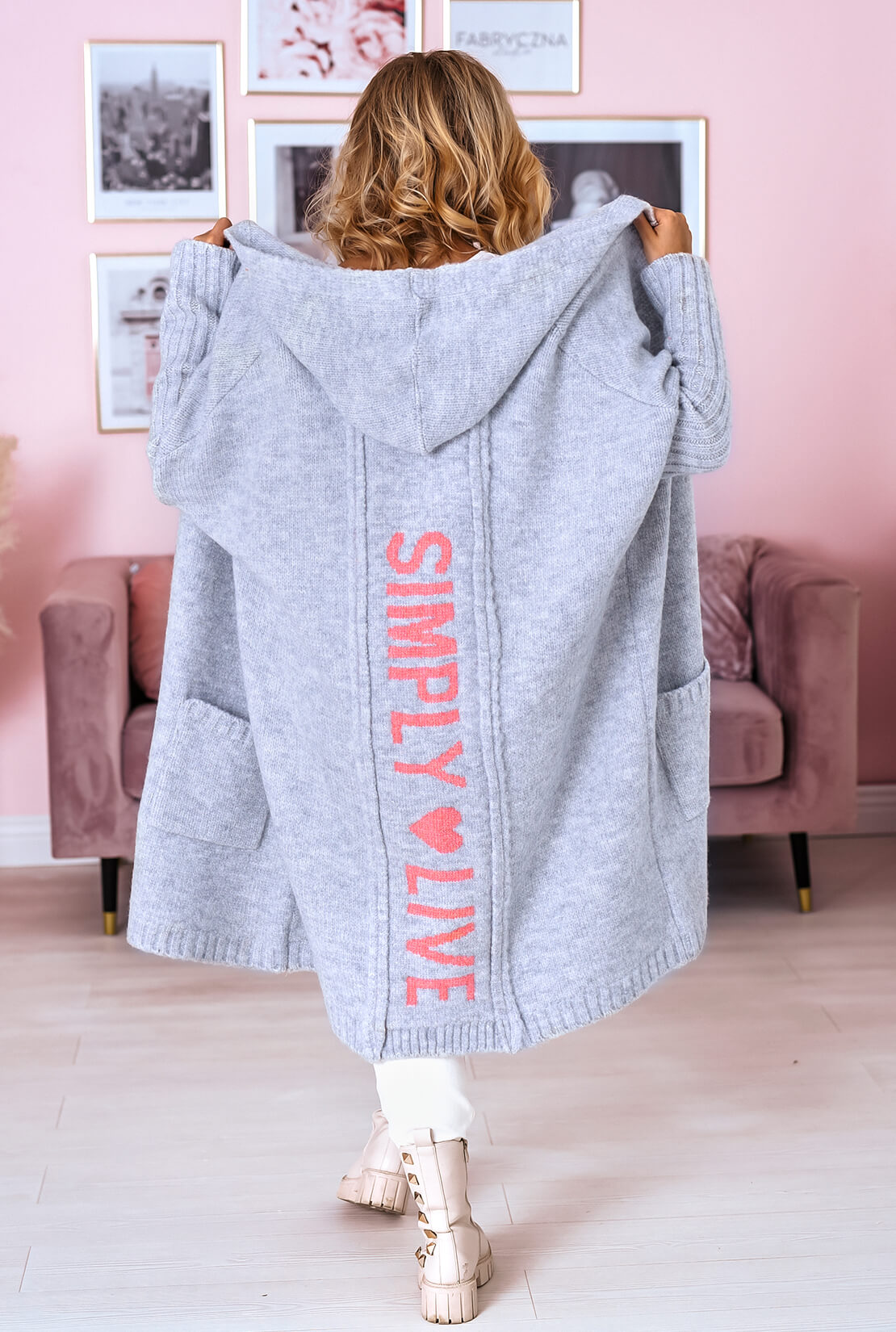 Grauer Oversize Strickmantel mit pinkem „Simply Live“ Rückenprint und Kapuze