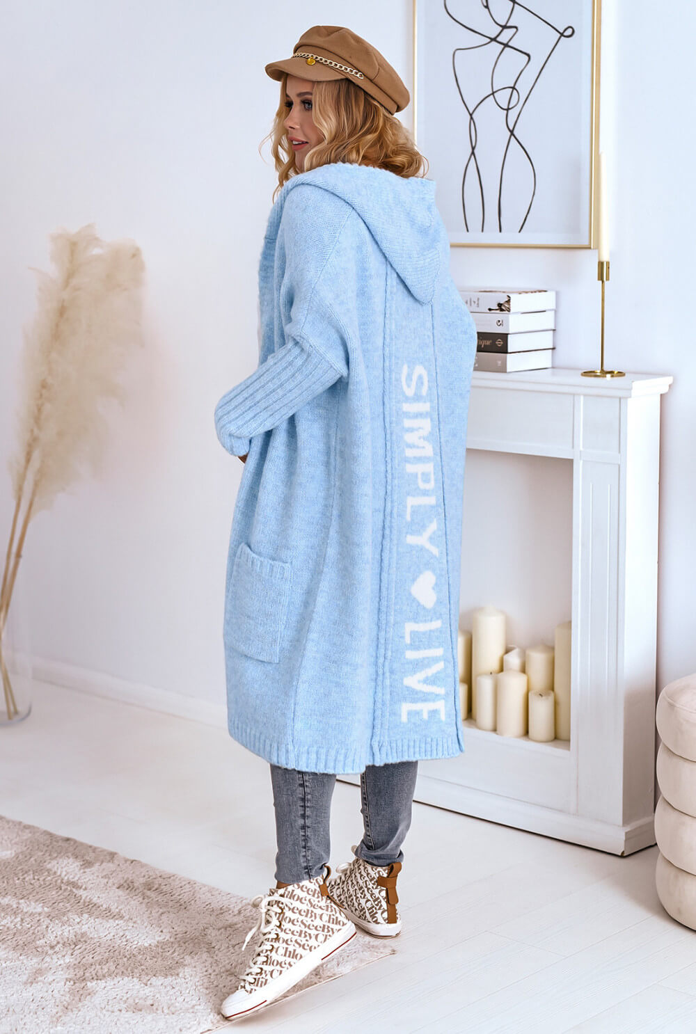 Hellblauer Oversize Strickmantel mit „Simply Live“ Rückenprint und Kapuze