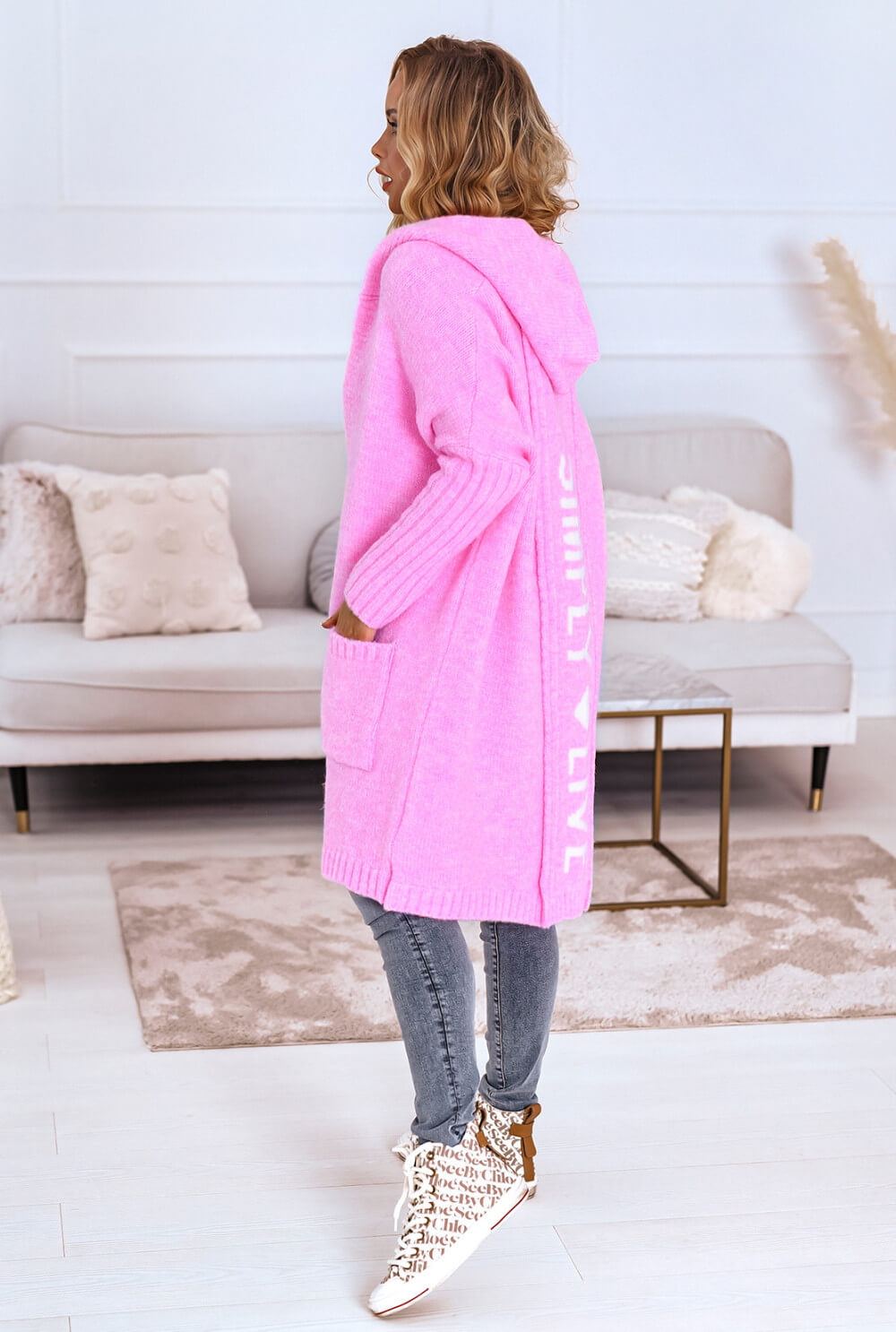 Pinker Oversize Cardigan mit „Simply Live“ Schriftzug auf dem Rücken und gemütlicher Kapuze