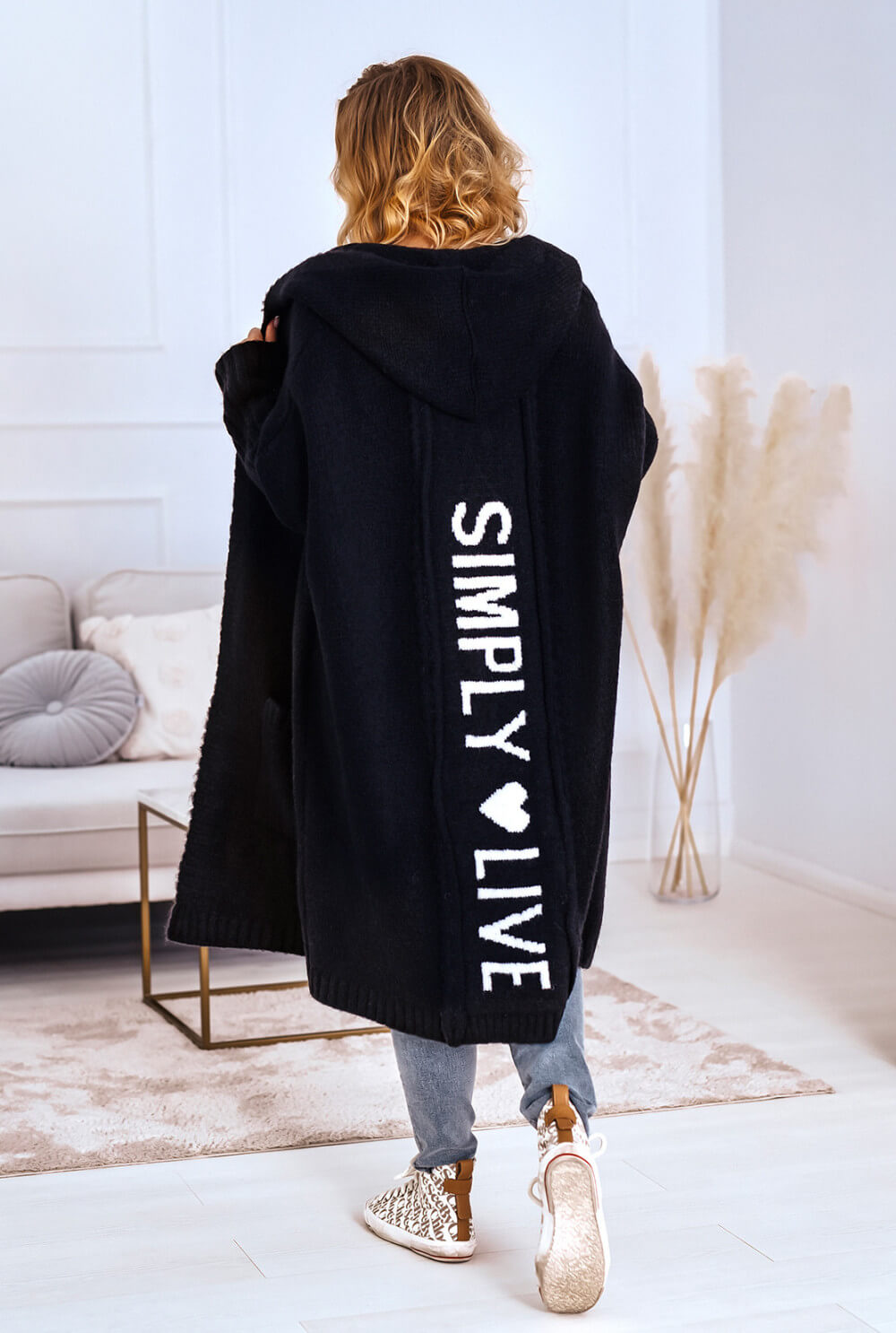 Schwarzer Oversize Strickmantel mit „Simply Live“ Rückenprint und Kapuze