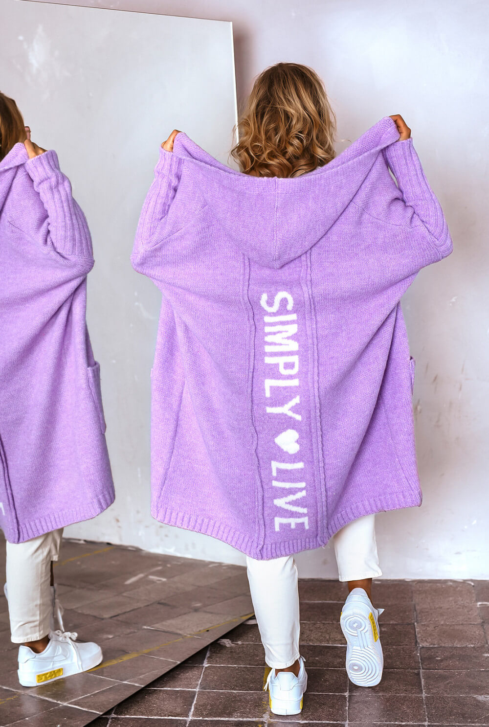 Dicker Lila Strickmantel im Oversize Style mit „Simply Live“ Print