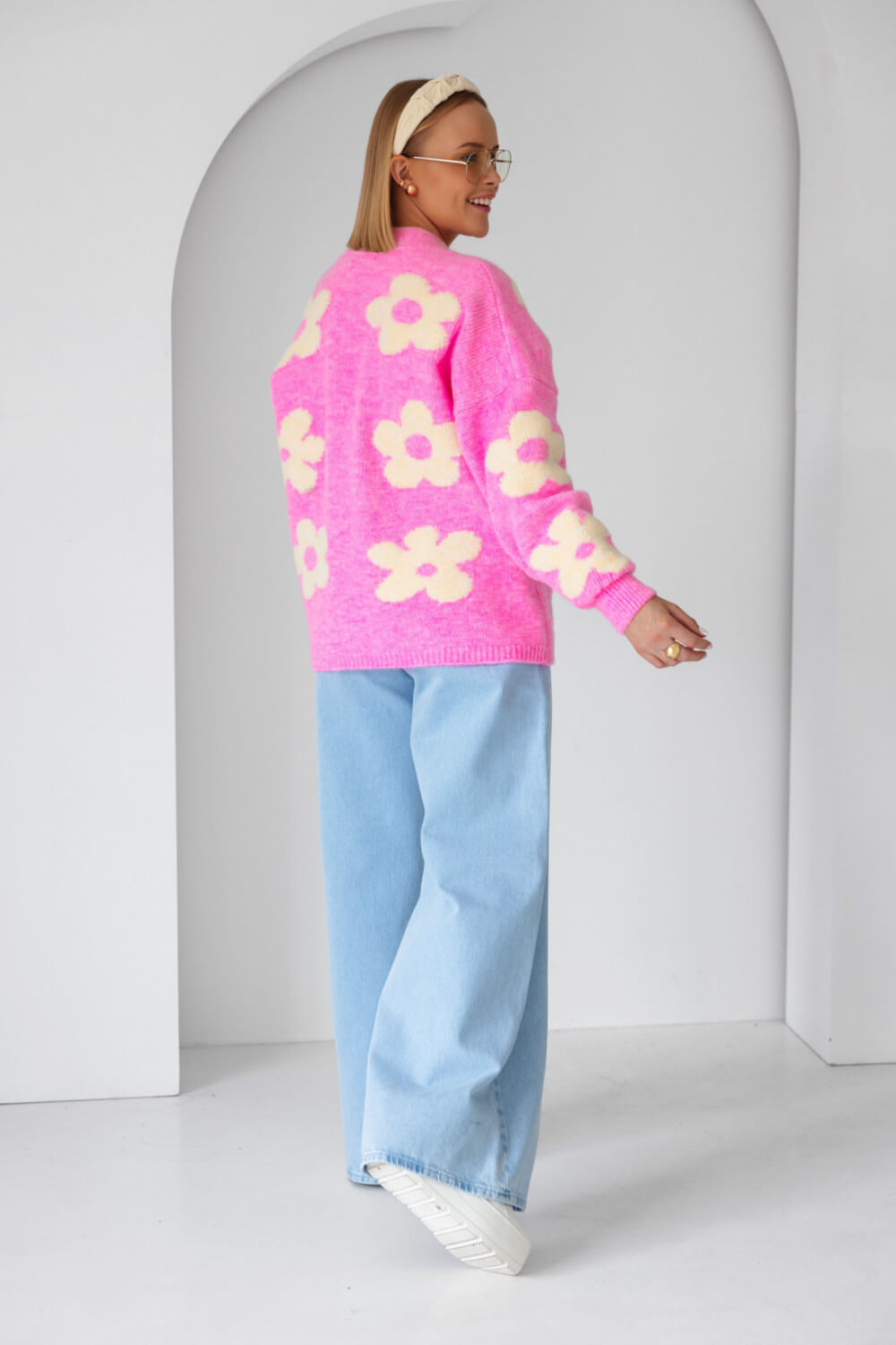 Damen Oversize Cardigan in Rosa mit elegantem weißen Blumenprint