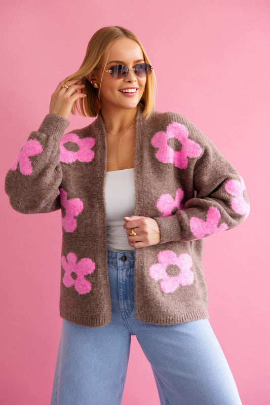 Oversize Strickjacke braun mit rosa Blumenmuster Frontansicht