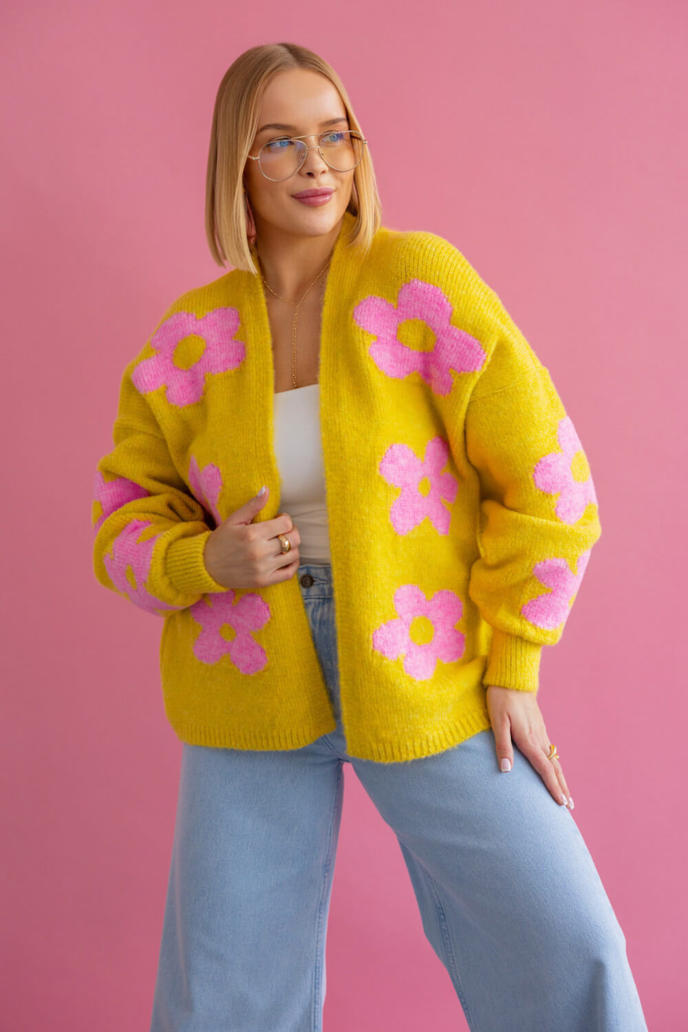 Gelbe Oversize-Strickjacke mit rosa Blumenmuster für Damen im modischen Freizeitlook