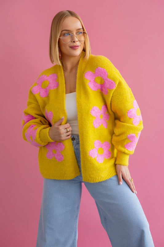 Gelbe Oversize-Strickjacke mit rosa Blumenmuster für Damen im modischen Freizeitlook