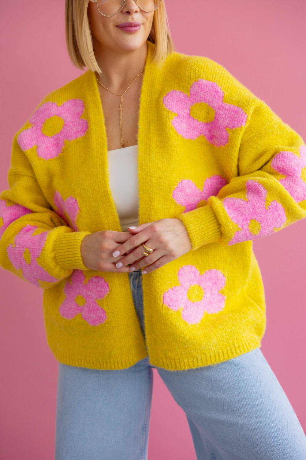 Trendige Oversize-Strickjacke für Damen in Gelb mit romantischen rosa Blüten
