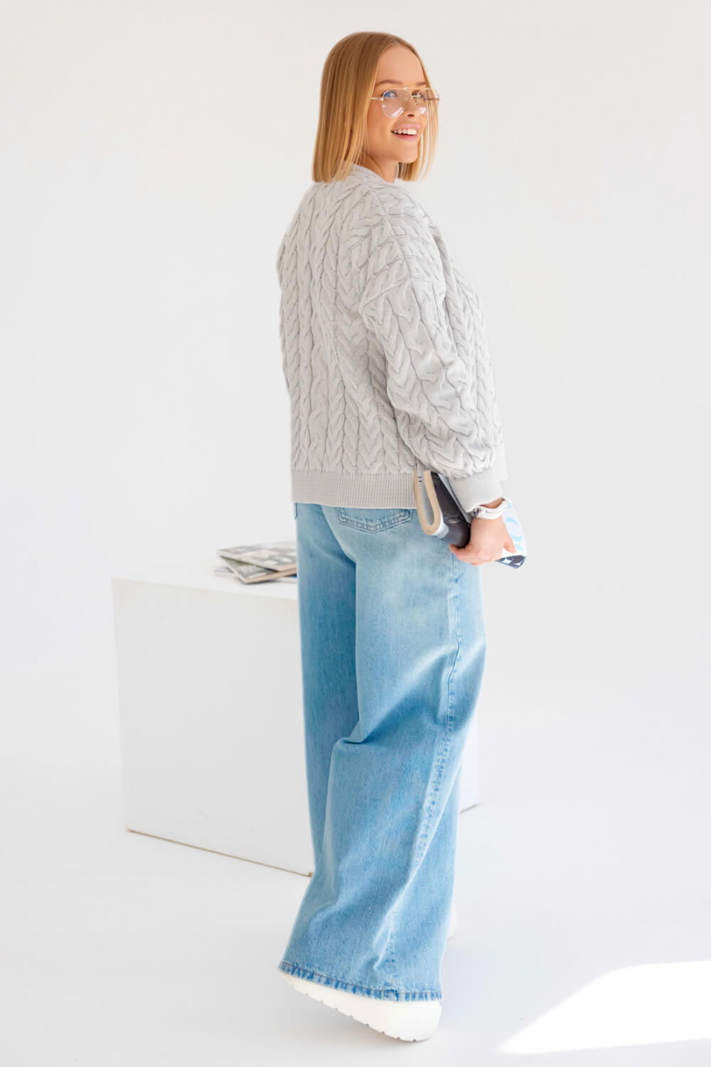 Rückansicht moderne Strickjacke mit strukturierter Strickoptik in Hellgrau