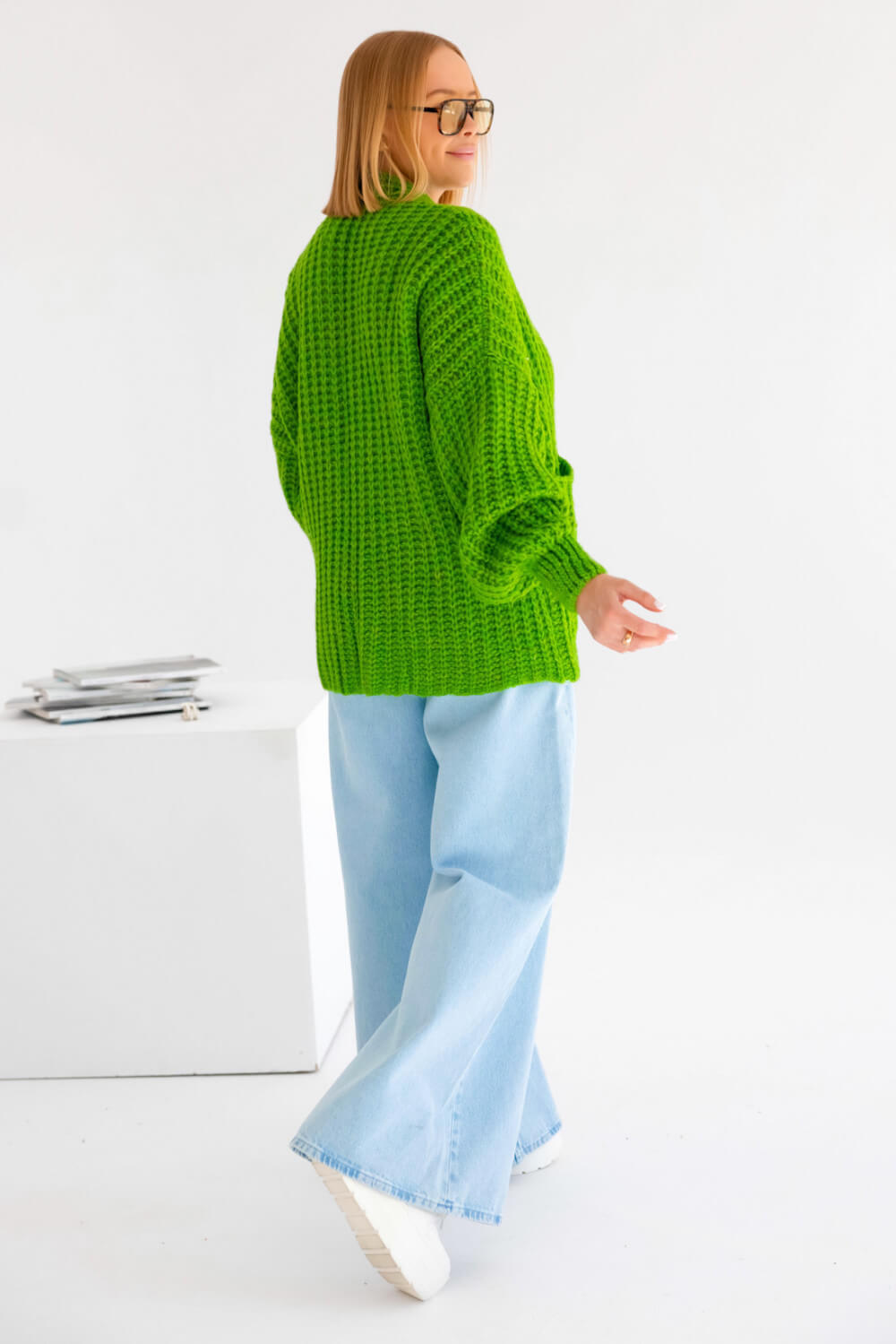 Rückansicht der grünen Oversize-Strickjacke mit bequemem Sitz und zeitlosem Design