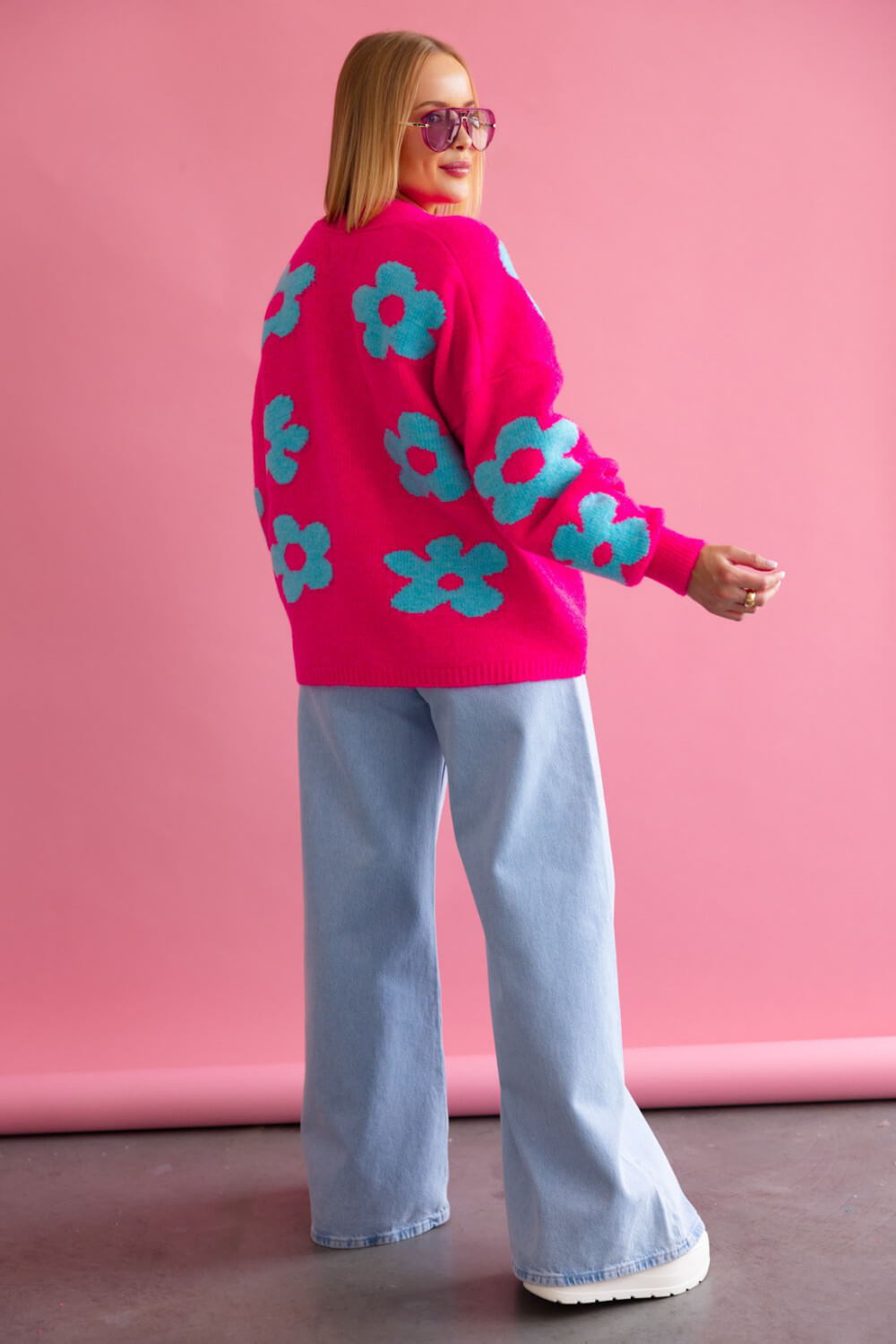 Rückansicht Damen Strickjacke mit floralem Muster in Pink