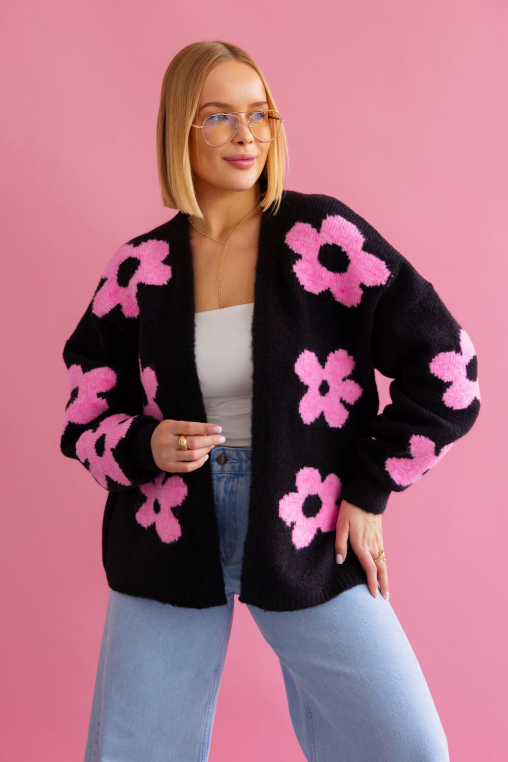Schwarze Oversize-Strickjacke mit rosa Blumenmuster für Damen im modernen Look