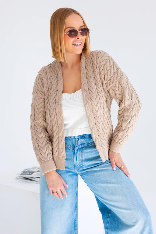 Kurz geschnittene Strickjacke in Beige mit Zopfmuster
