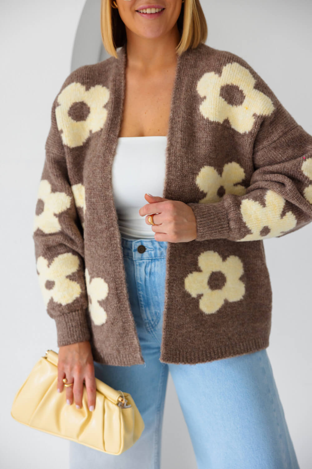 Detailbild oversize Strickjacke Braun mit floralem Blumenmuster bedruckt
