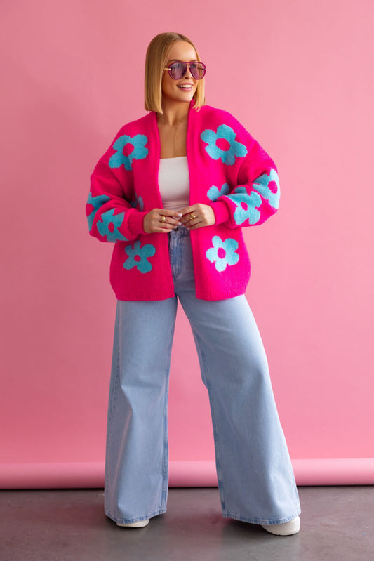 Oversize Strickjacke pink mit blauem Blumenmuster Frontansicht