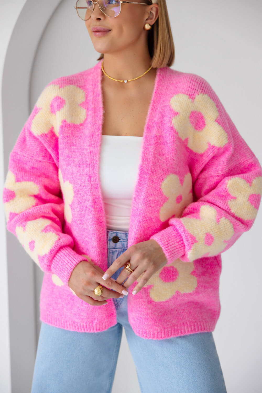 Modische rosa Strickjacke mit weißem Blumenmuster und angenehmem Tragekomfort