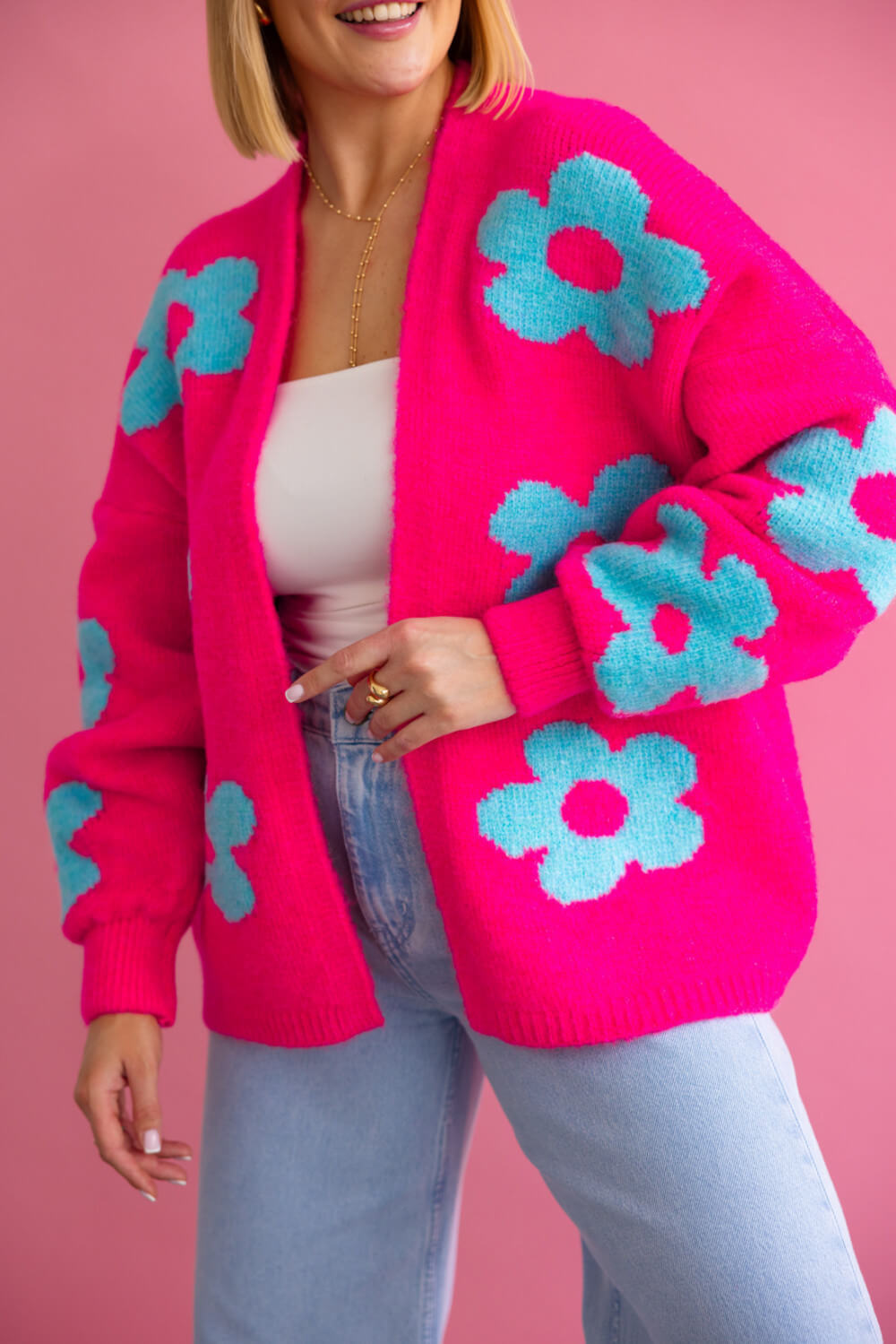 Detailaufnahme weicher Strick mit blauem Blumenprint