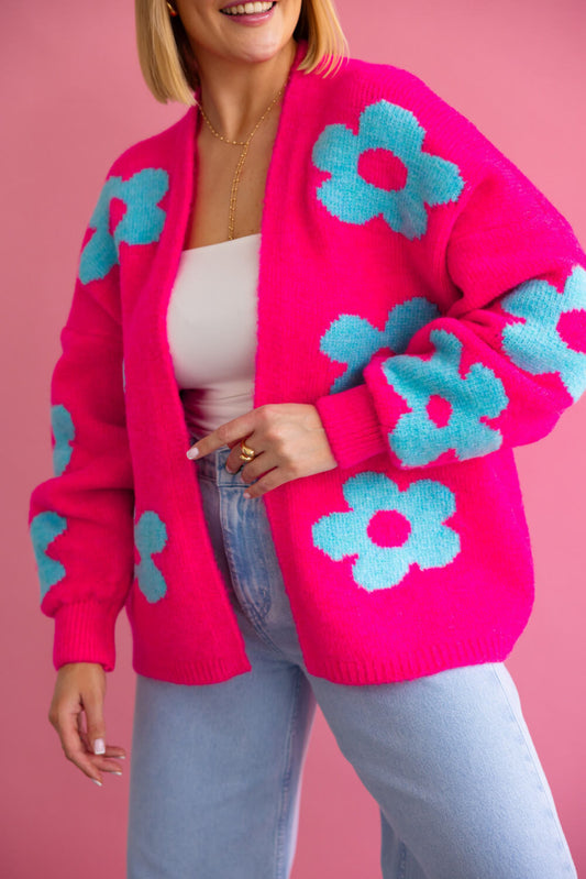Detailaufnahme weicher Strick mit blauem Blumenprint