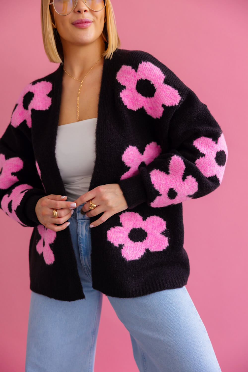 Eleganter Damen Cardigan in Schwarz mit rosa Blumenprint und weichem Strick