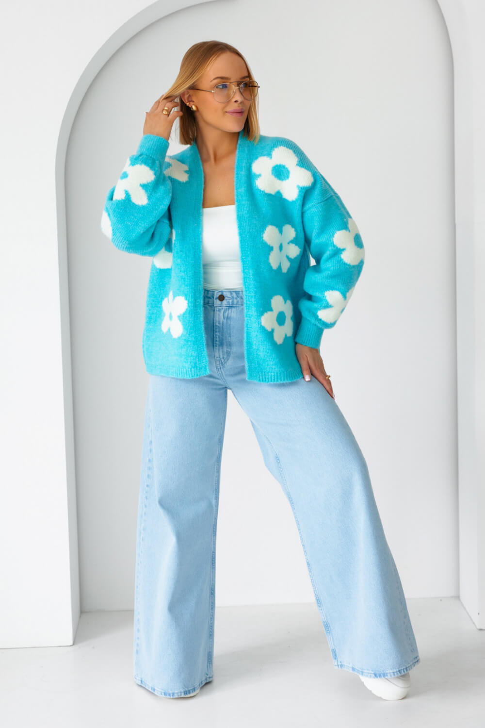 Floraler Damen Cardigan in Türkis mit weißen Blüten für stilvolle Freizeit-Outfits