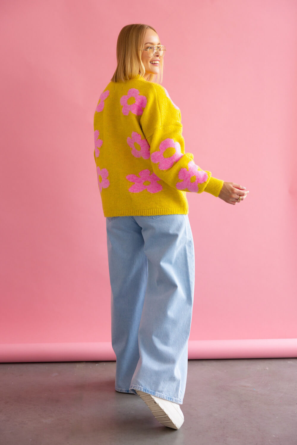 Elegante gelbe Strickjacke mit rosa Blumenmuster für moderne Layering-Outfits