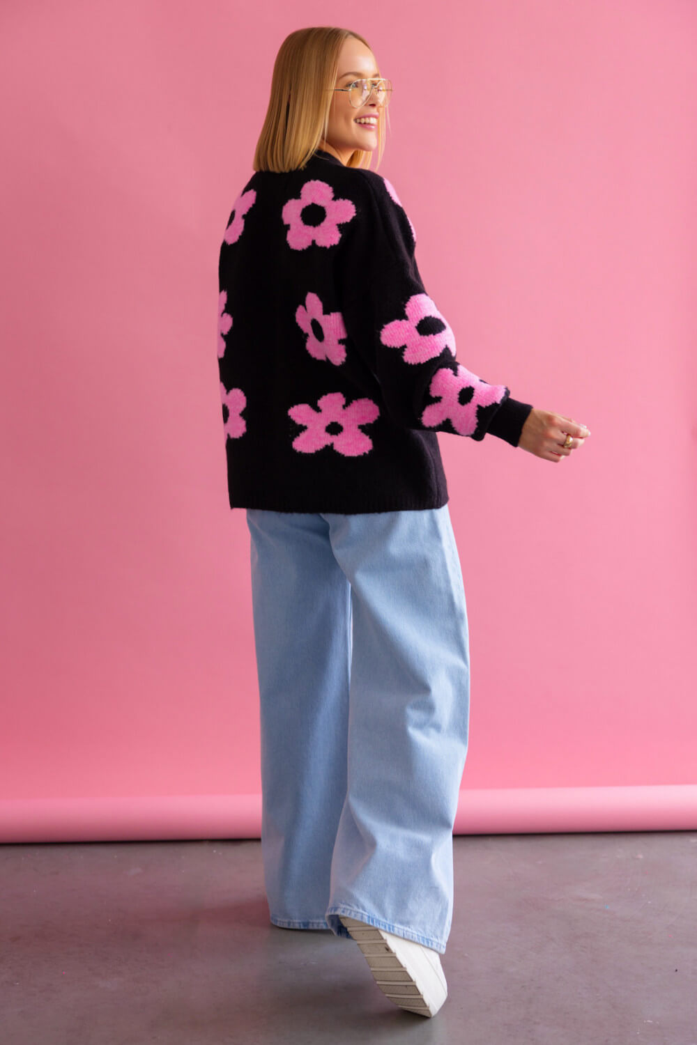 Damen Oversize Cardigan in Schwarz mit romantischen rosa Blumen