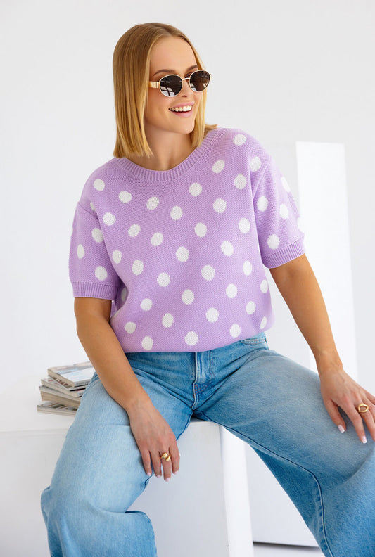 Modischer lila Polka Dots Strickpullover mit weißen Punkten und lässiger Passform.