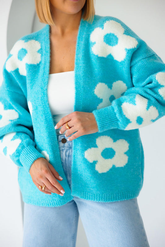 Türkise Oversize-Strickjacke mit weißem Blumenmuster für Damen im modernen Floral-Look