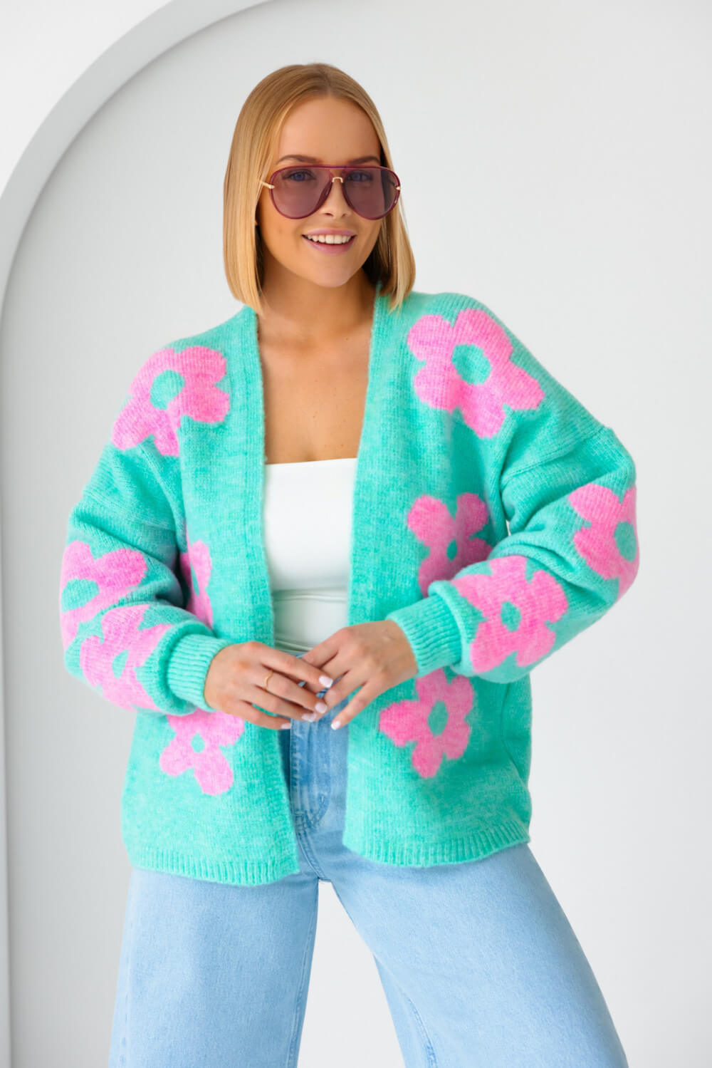 Türkise Oversize-Strickjacke mit rosa Blumenmuster für Damen im modernen Floral-Look