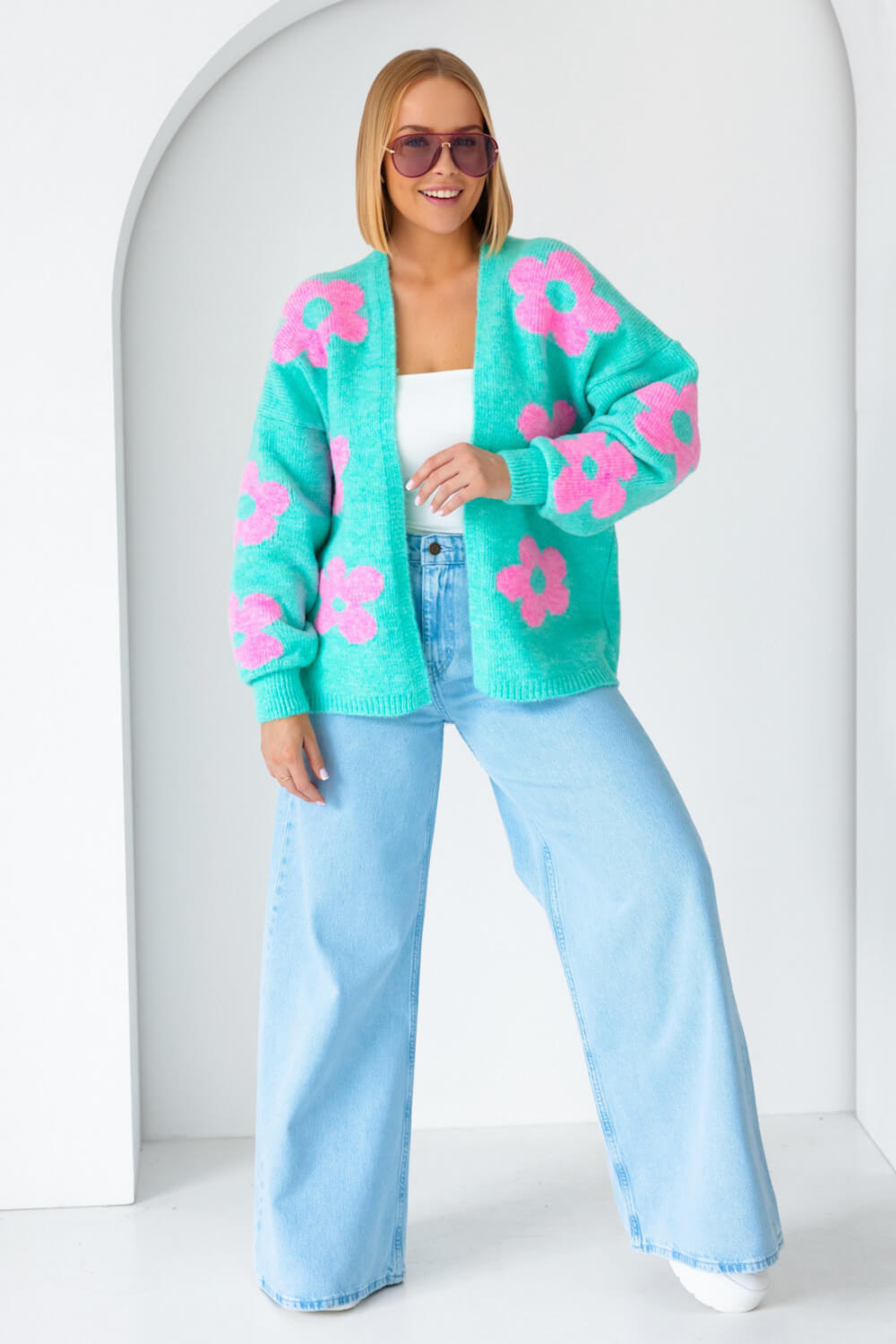 Modische Strickjacke in Türkis mit rosa Blumenprint für stilvolle Freizeit-Outfits