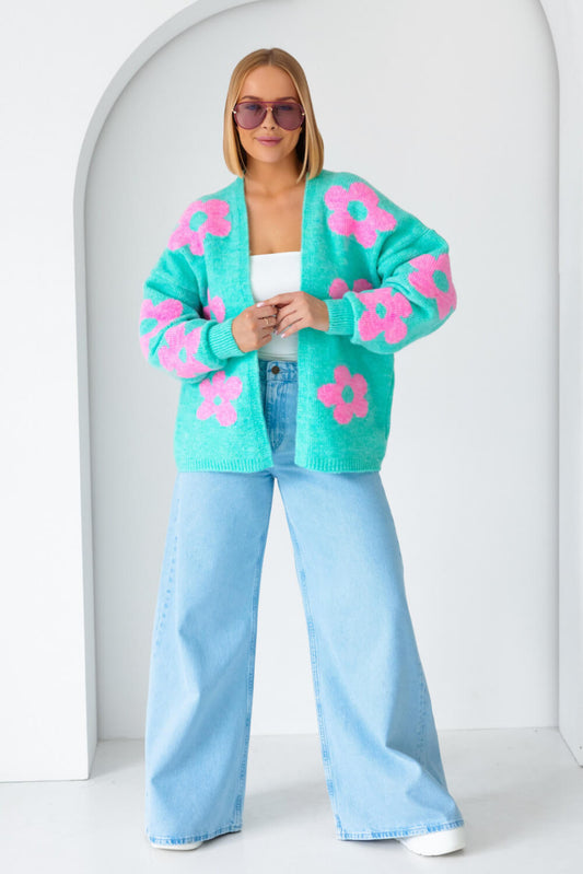 Weicher Damen Cardigan in Türkis mit rosa Blüten und trendigem Oversize-Schnitt