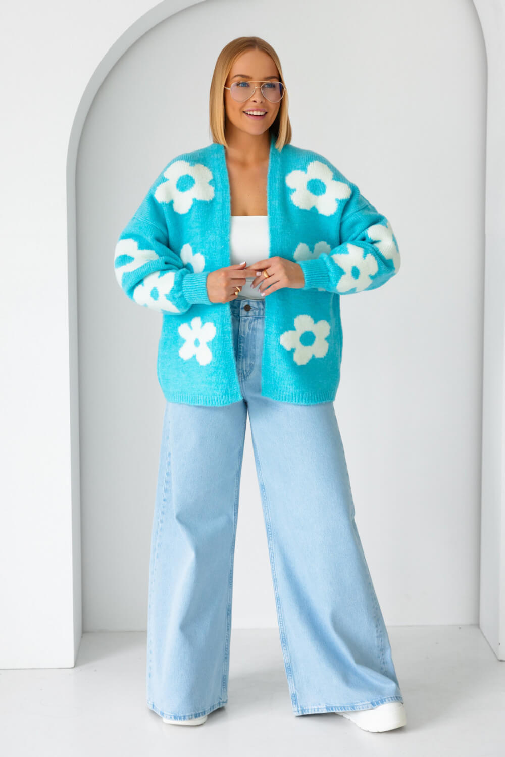Modische Oversize-Strickjacke in Türkis mit weißem Blumenmuster und hohem Tragekomfort