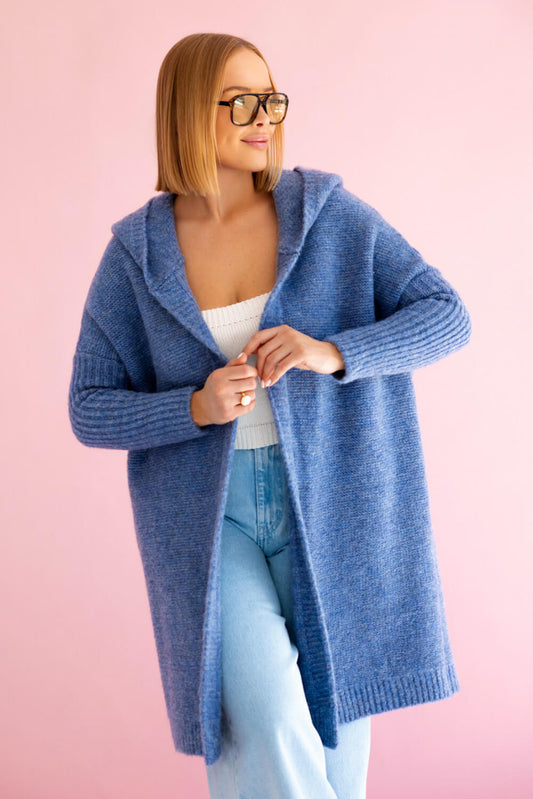 Detailansicht eines blauen Oversize-Strickmantels mit hochwertiger Strickstruktur