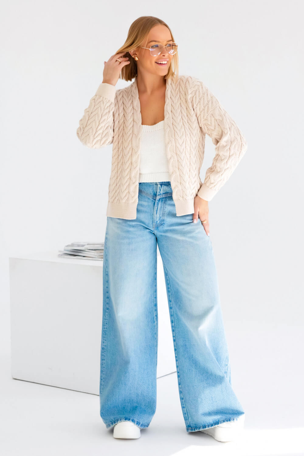Kurze Strickjacke in Beige mit feinem Zopfmuster