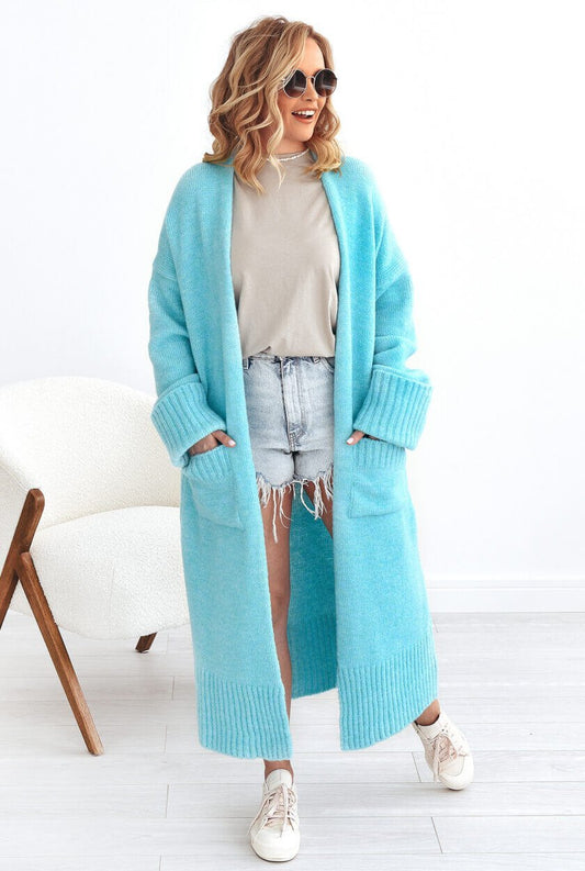 Oversize Strickmantel in Aqua mit Seitentaschen und hochgekrempelten Ärmeln - Frontansicht