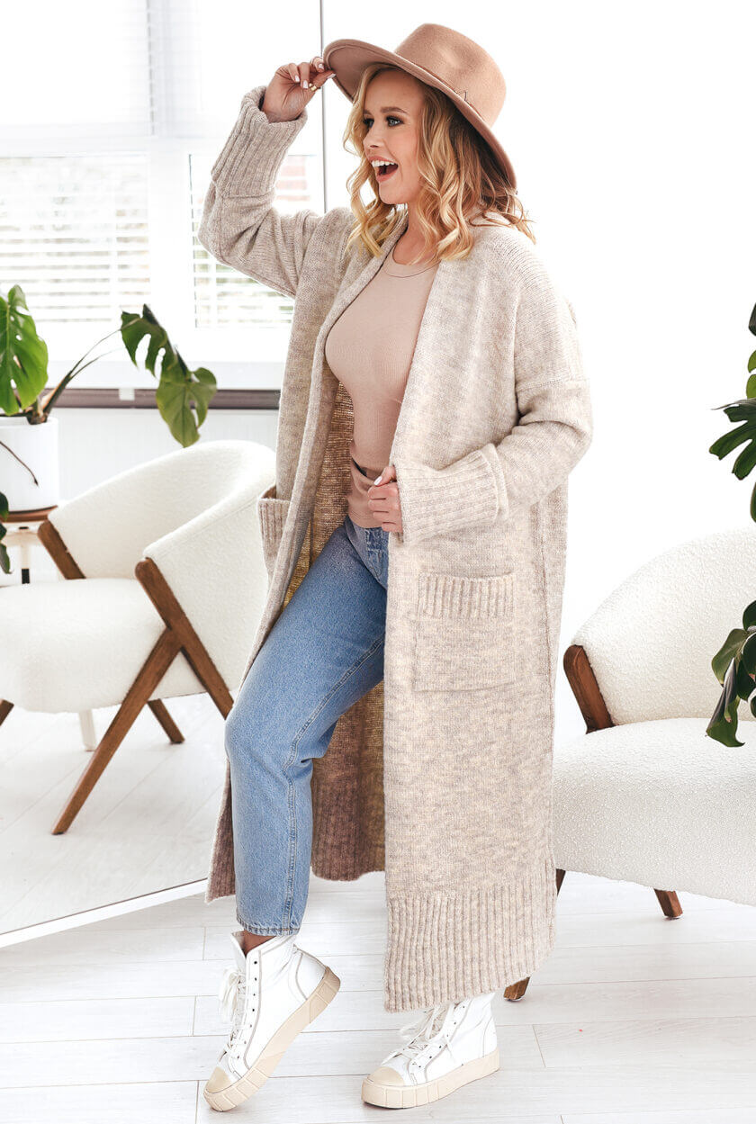 Oversize Strickmantel Damen Beige mit langen Ärmeln – Seitenansicht zeigt den fließenden Fall