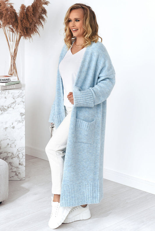 Oversize Strickmantel Damen Hellblau mit langen Ärmeln – Seitenansicht zeigt den fließenden Fall
